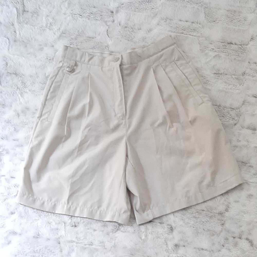 LIZGOLF athletic cream pleated lightweight tennis bermuda high rise shorts.